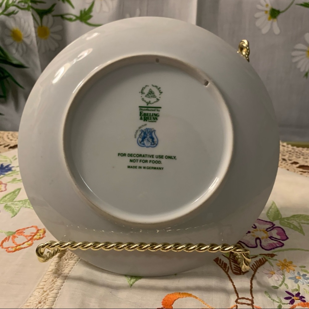 Joan Walsh 1966 June decorative wall hanging plate - Picture 4 of 5